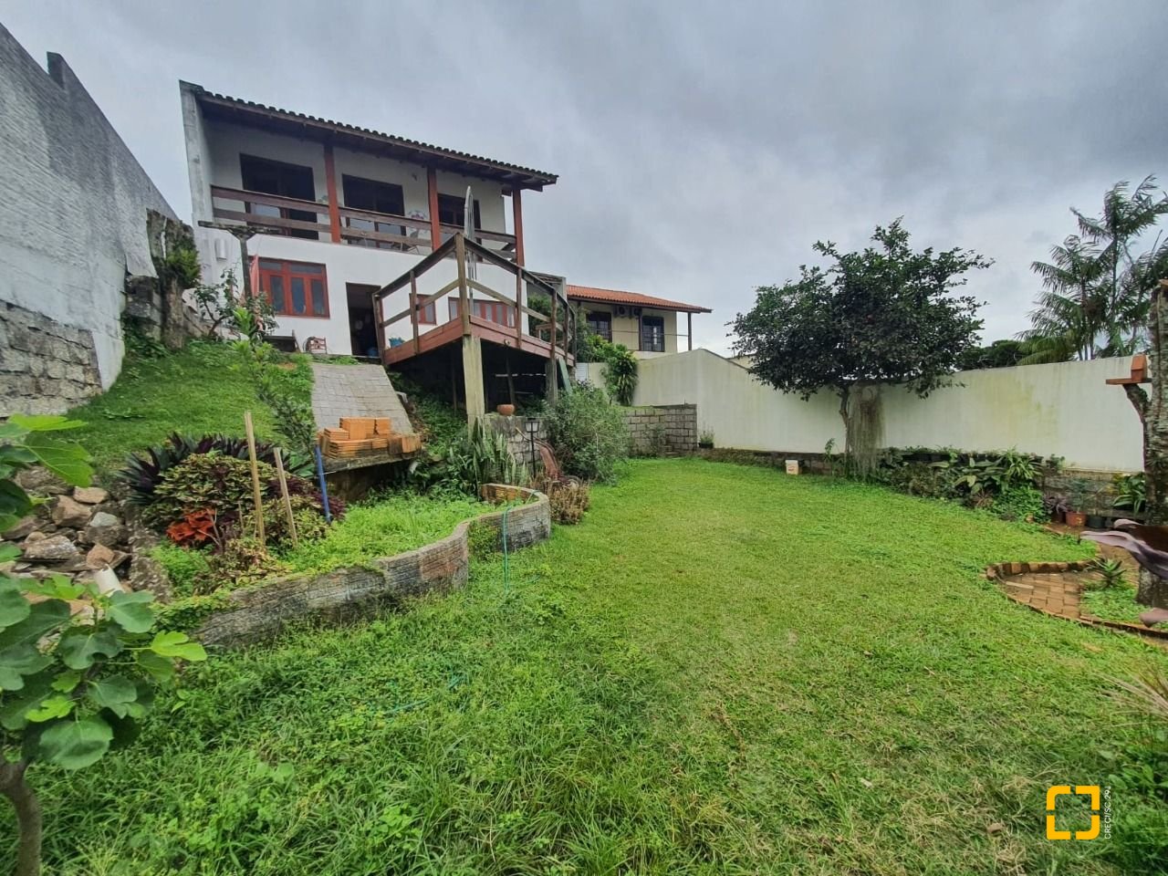 Casa com 349m², 8 quartos (sendo 2 suítes), 3 garagens, no bairro Carvoeira em Florianópolis