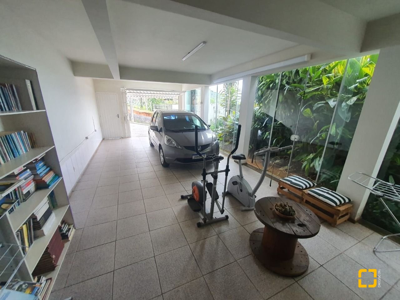 Casa com 349m², 8 quartos (sendo 2 suítes), 3 garagens, no bairro Carvoeira em Florianópolis