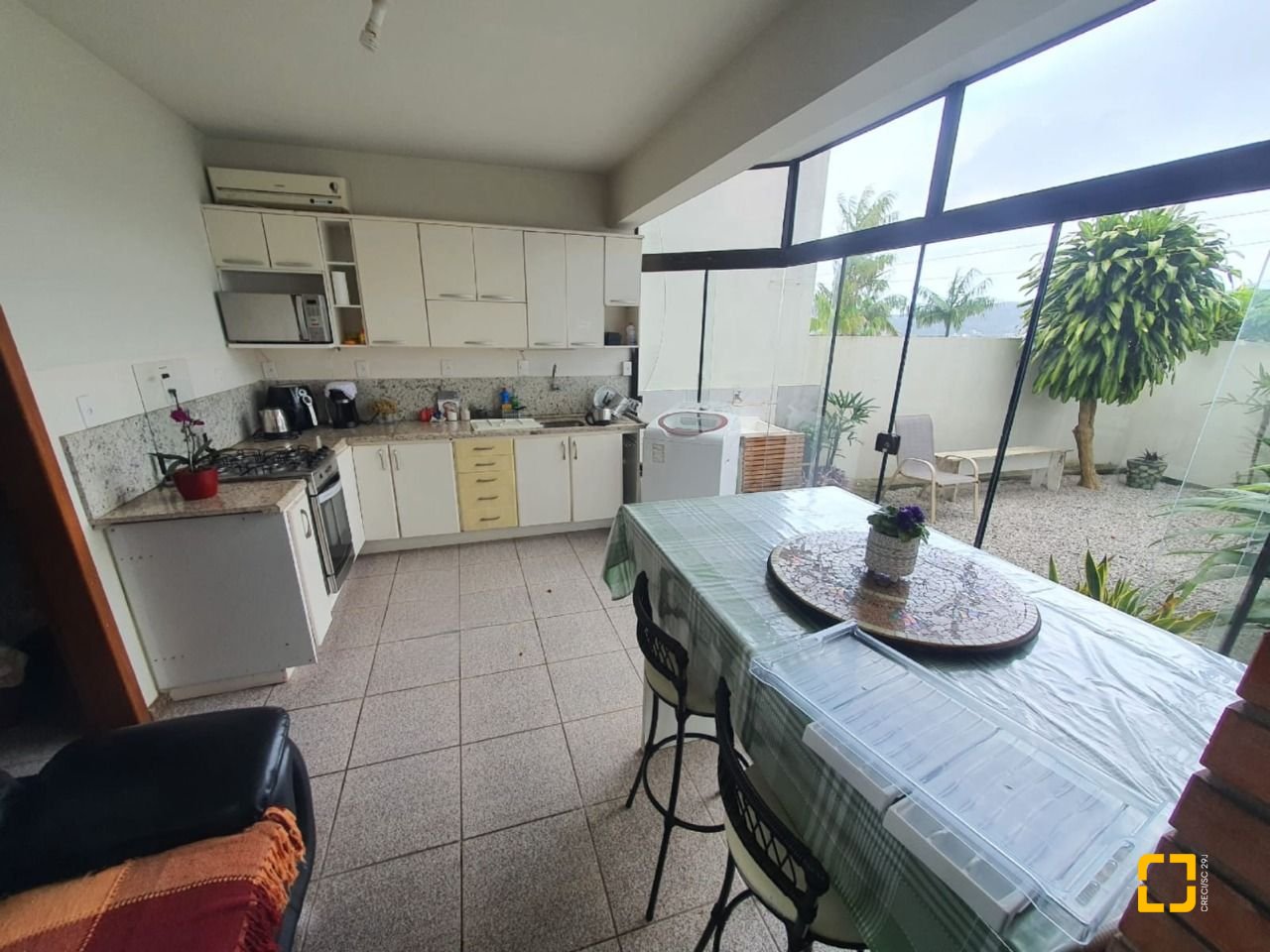 Casa com 349m², 8 quartos (sendo 2 suítes), 3 garagens, no bairro Carvoeira em Florianópolis