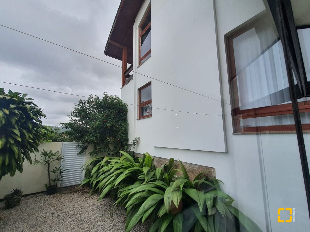 Casa com 349m², 8 quartos (sendo 2 suítes), 3 garagens, no bairro Carvoeira em Florianópolis