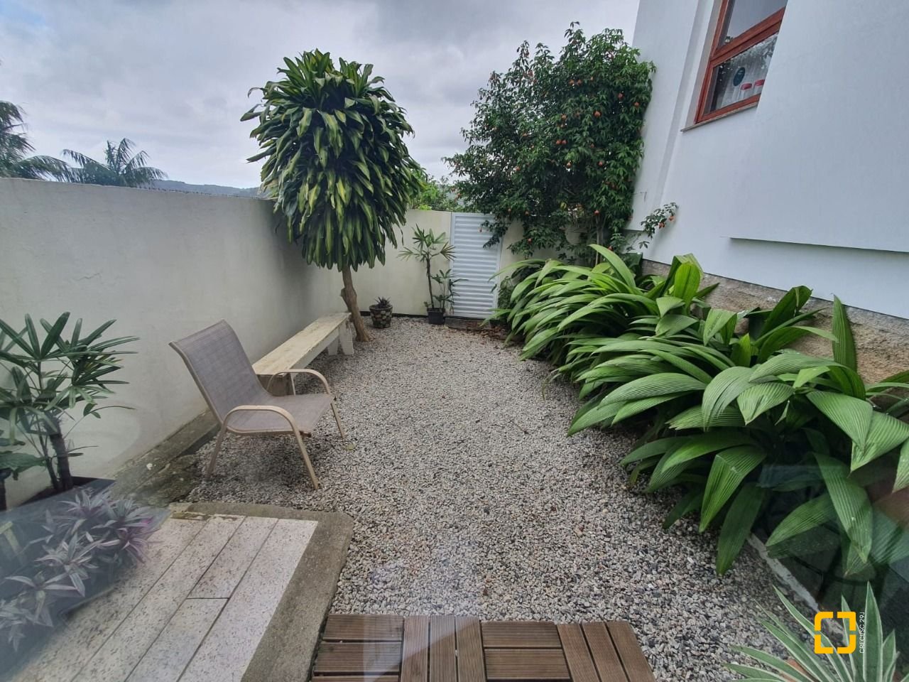 Casa com 349m², 8 quartos (sendo 2 suítes), 3 garagens, no bairro Carvoeira em Florianópolis