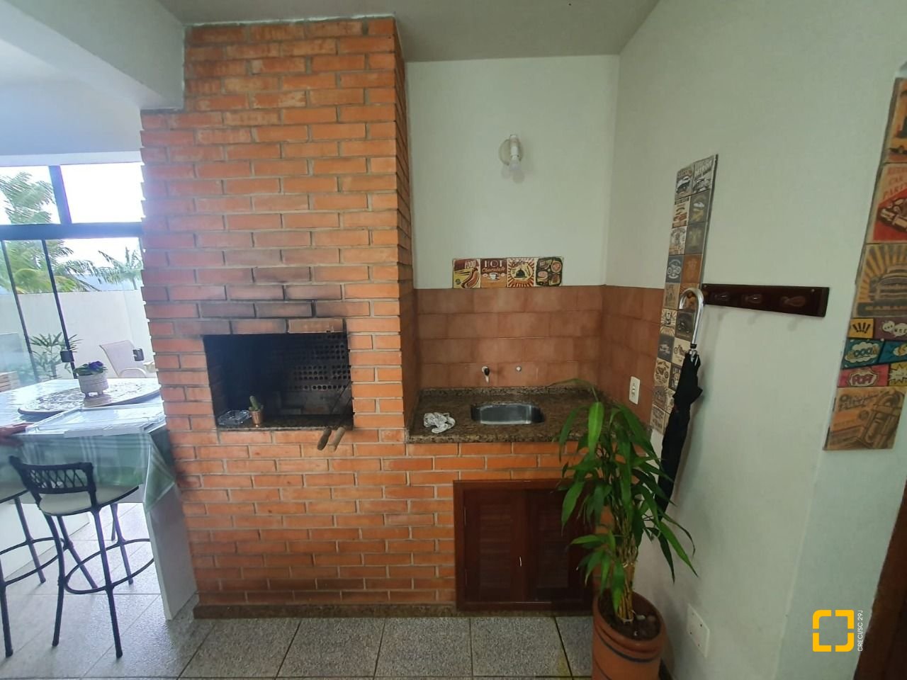 Casa com 349m², 8 quartos (sendo 2 suítes), 3 garagens, no bairro Carvoeira em Florianópolis