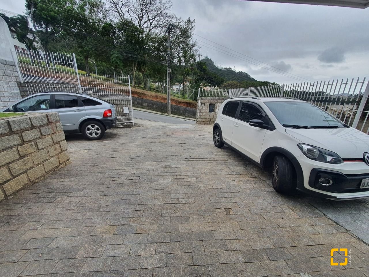 Casa com 349m², 8 quartos (sendo 2 suítes), 3 garagens, no bairro Carvoeira em Florianópolis
