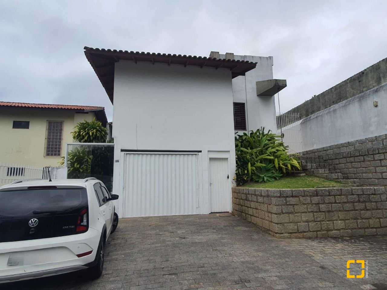 Casa com 349m², 8 quartos (sendo 2 suítes), 3 garagens, no bairro Carvoeira em Florianópolis