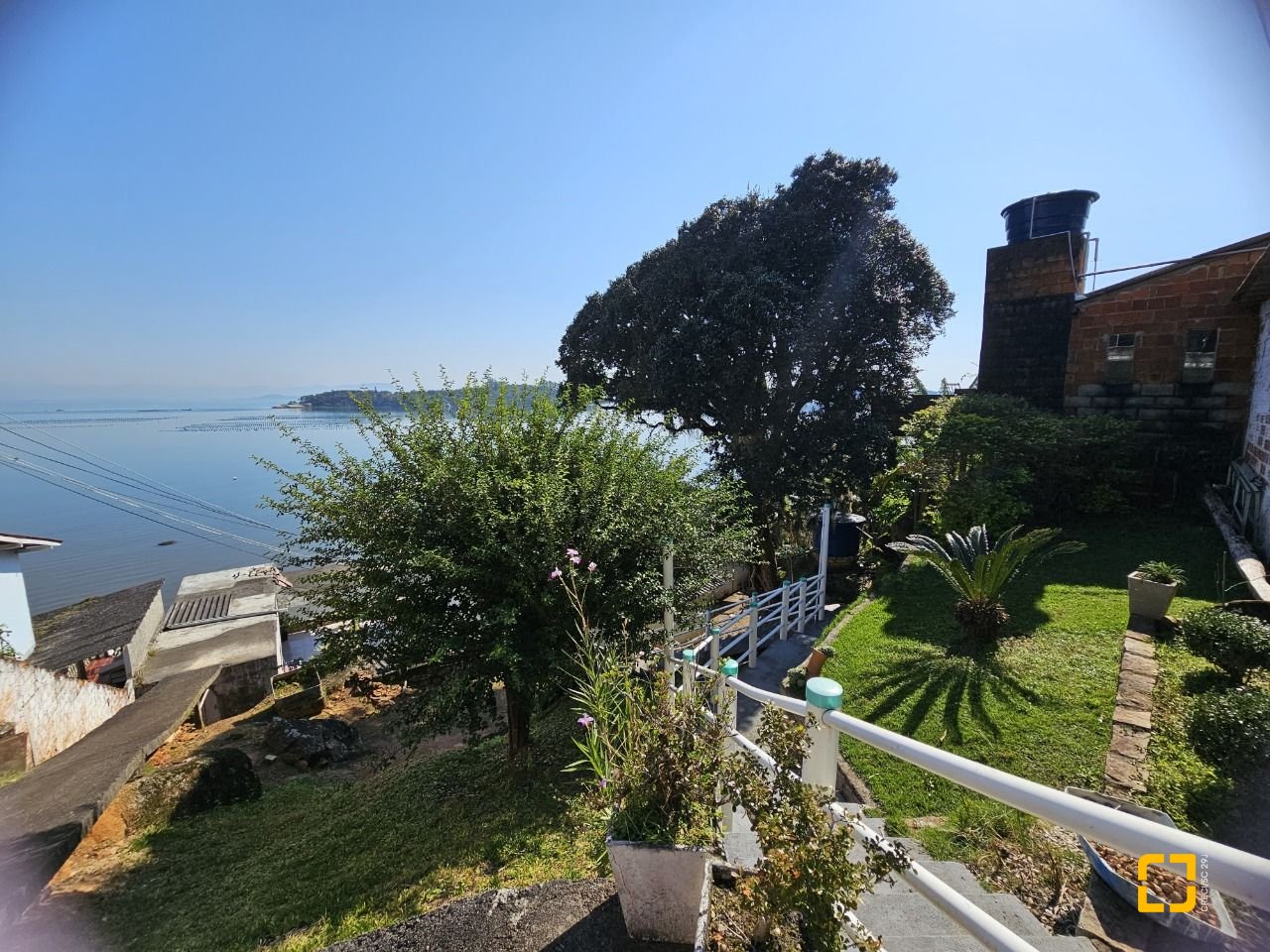Casa com 150m², 3 quartos (sendo 1 suíte), 2 garagens, no bairro Ribeirão da Ilha em Florianópolis