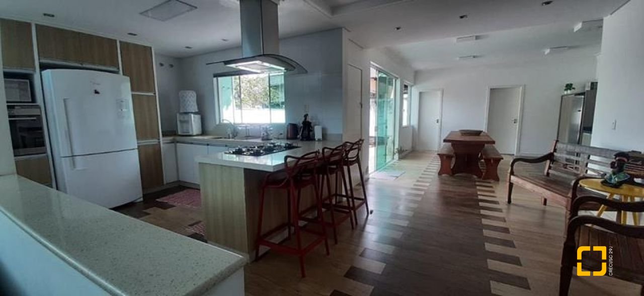Casa com 300m², 4 quartos (sendo 1 suíte), 3 garagens, no bairro Praia Comprida em São José