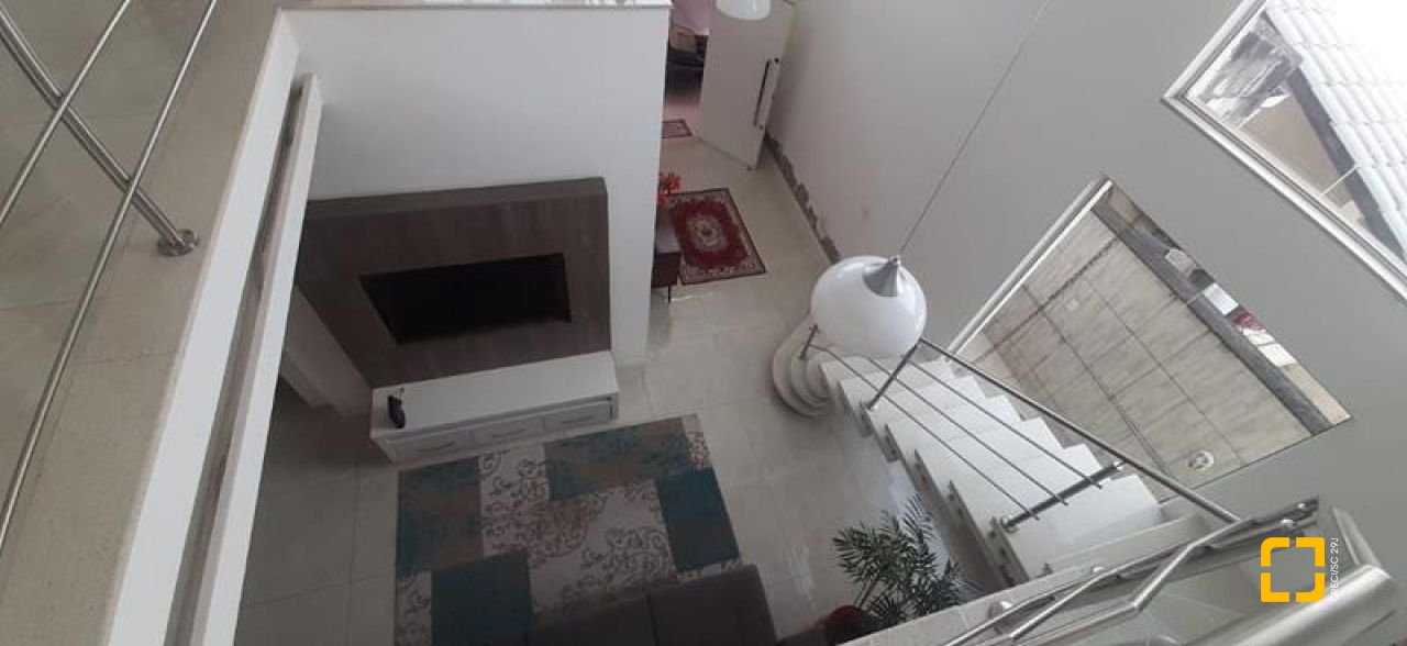 Casa com 300m², 4 quartos (sendo 1 suíte), 3 garagens, no bairro Praia Comprida em São José