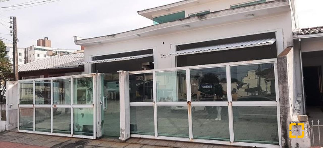 Casa com 300m², 4 quartos (sendo 1 suíte), 3 garagens, no bairro Praia Comprida em São José