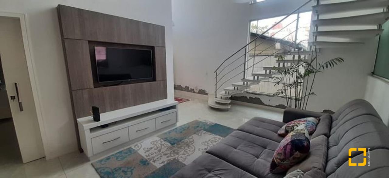 Casa com 300m², 4 quartos (sendo 1 suíte), 3 garagens, no bairro Praia Comprida em São José