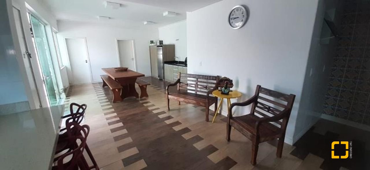 Casa com 300m², 4 quartos (sendo 1 suíte), 3 garagens, no bairro Praia Comprida em São José