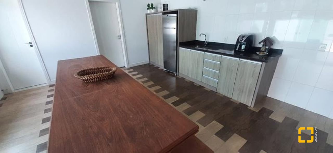 Casa com 300m², 4 quartos (sendo 1 suíte), 3 garagens, no bairro Praia Comprida em São José