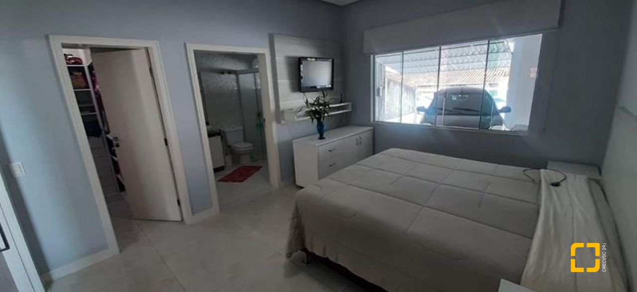Casa com 300m², 4 quartos (sendo 1 suíte), 3 garagens, no bairro Praia Comprida em São José