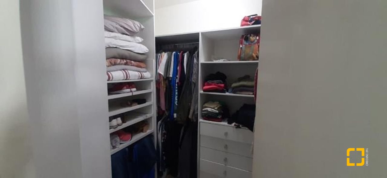 Casa com 300m², 4 quartos (sendo 1 suíte), 3 garagens, no bairro Praia Comprida em São José