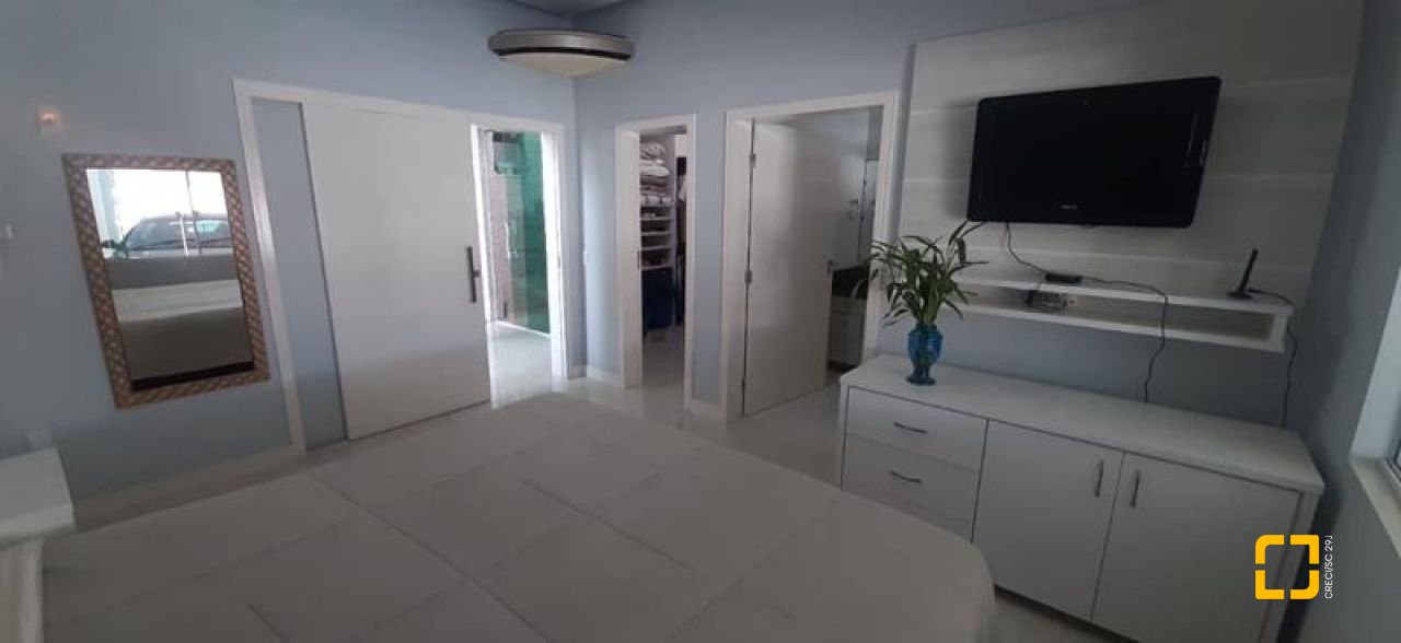 Casa com 300m², 4 quartos (sendo 1 suíte), 3 garagens, no bairro Praia Comprida em São José