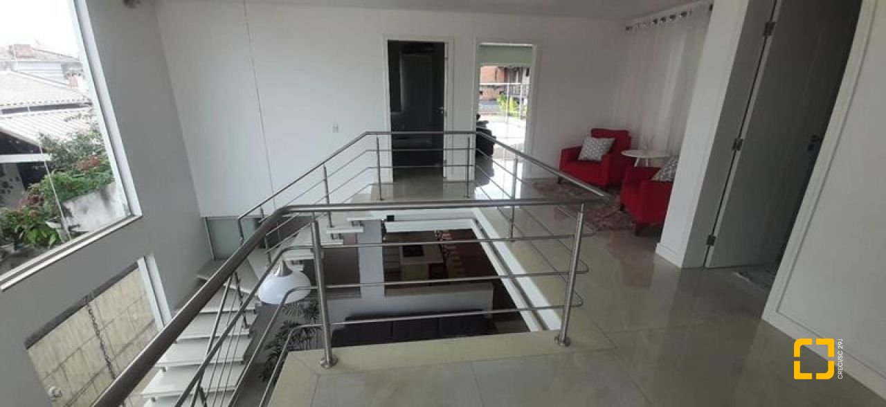 Casa com 300m², 4 quartos (sendo 1 suíte), 3 garagens, no bairro Praia Comprida em São José