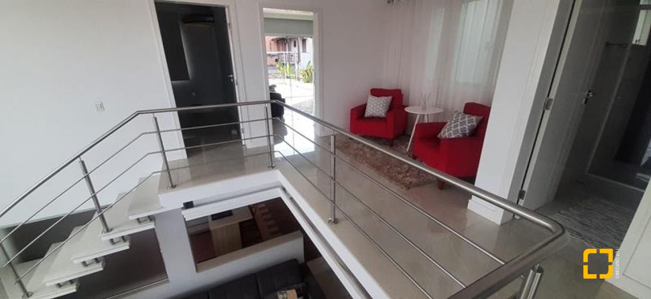 Casa com 300m², 4 quartos (sendo 1 suíte), 3 garagens, no bairro Praia Comprida em São José