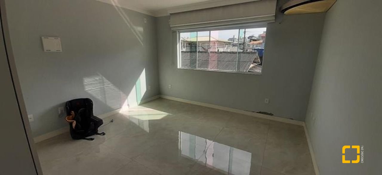Casa com 300m², 4 quartos (sendo 1 suíte), 3 garagens, no bairro Praia Comprida em São José