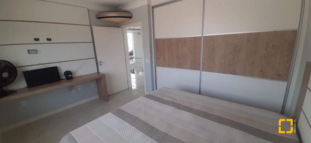 Casa com 300m², 4 quartos (sendo 1 suíte), 3 garagens, no bairro Praia Comprida em São José