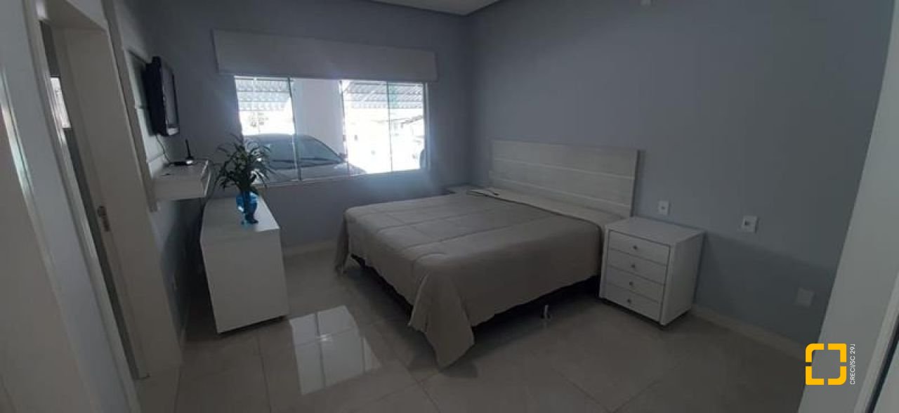 Casa com 300m², 4 quartos (sendo 1 suíte), 3 garagens, no bairro Praia Comprida em São José