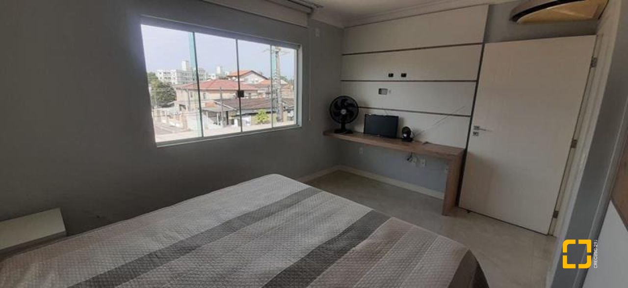 Casa com 300m², 4 quartos (sendo 1 suíte), 3 garagens, no bairro Praia Comprida em São José
