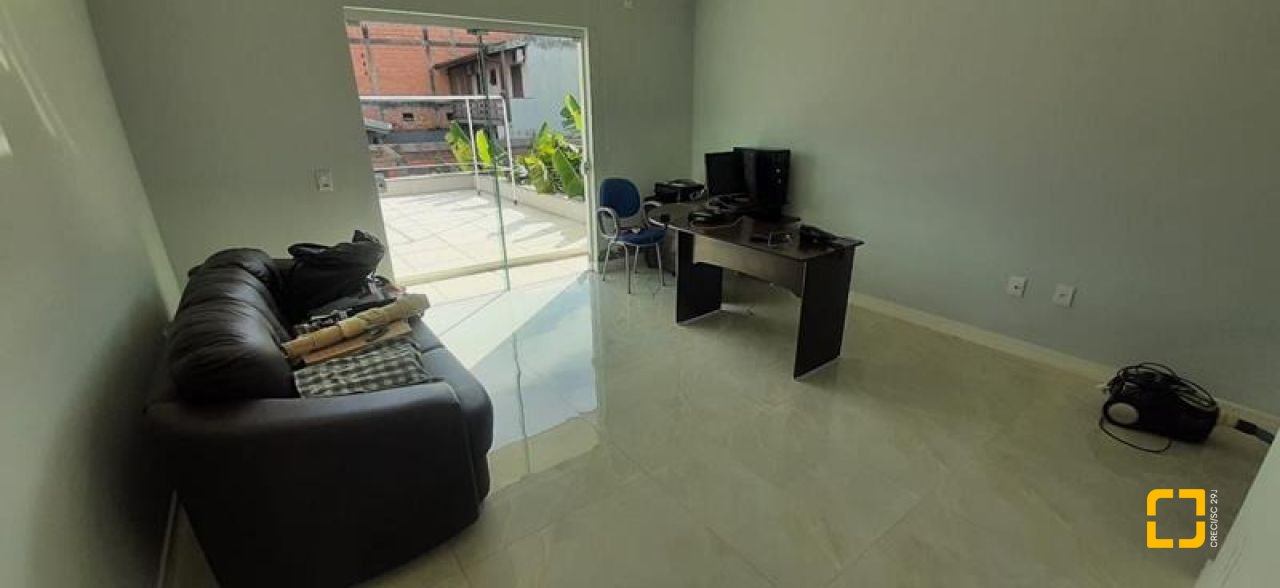 Casa com 300m², 4 quartos (sendo 1 suíte), 3 garagens, no bairro Praia Comprida em São José