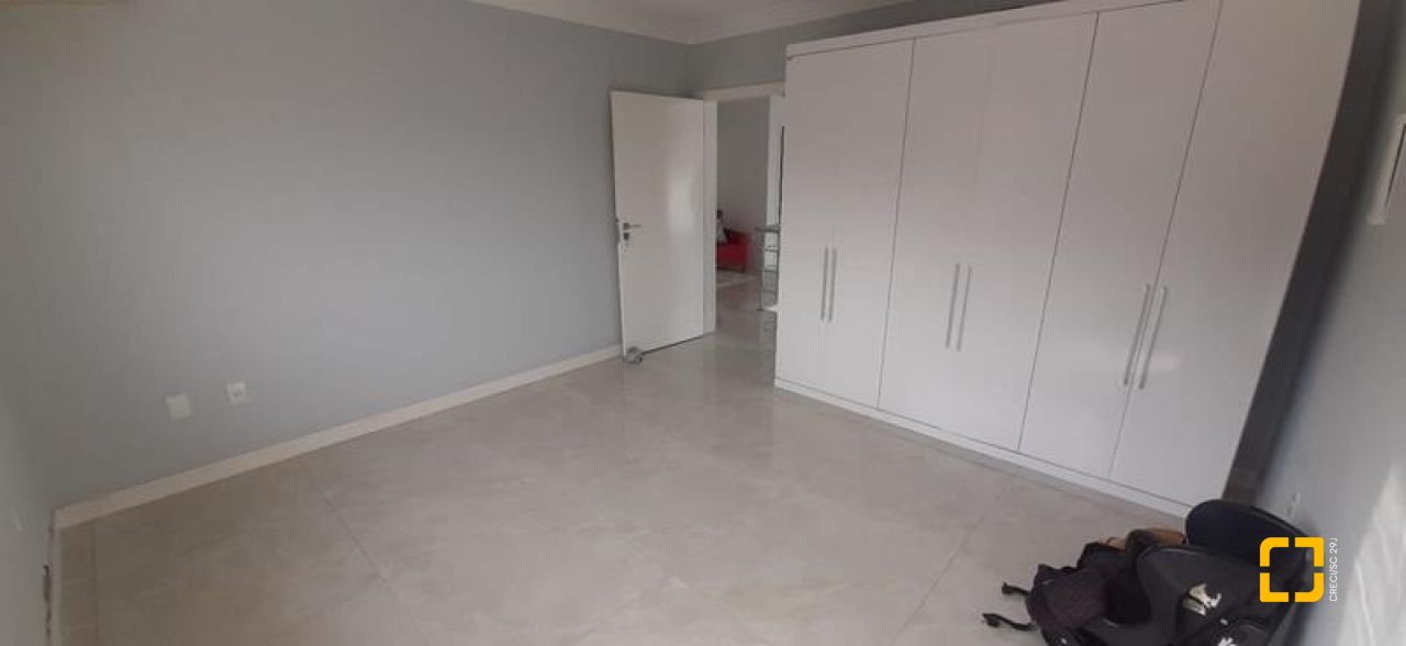 Casa com 300m², 4 quartos (sendo 1 suíte), 3 garagens, no bairro Praia Comprida em São José
