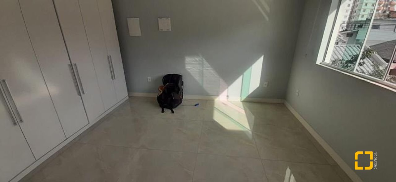 Casa com 300m², 4 quartos (sendo 1 suíte), 3 garagens, no bairro Praia Comprida em São José