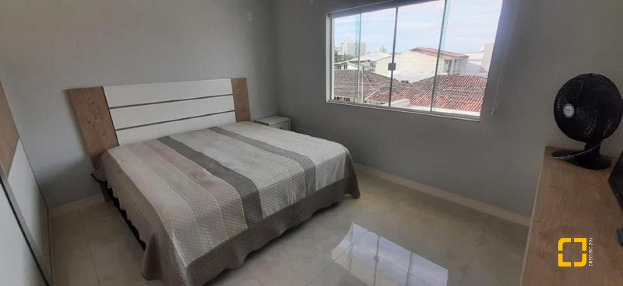 Casa com 300m², 4 quartos (sendo 1 suíte), 3 garagens, no bairro Praia Comprida em São José