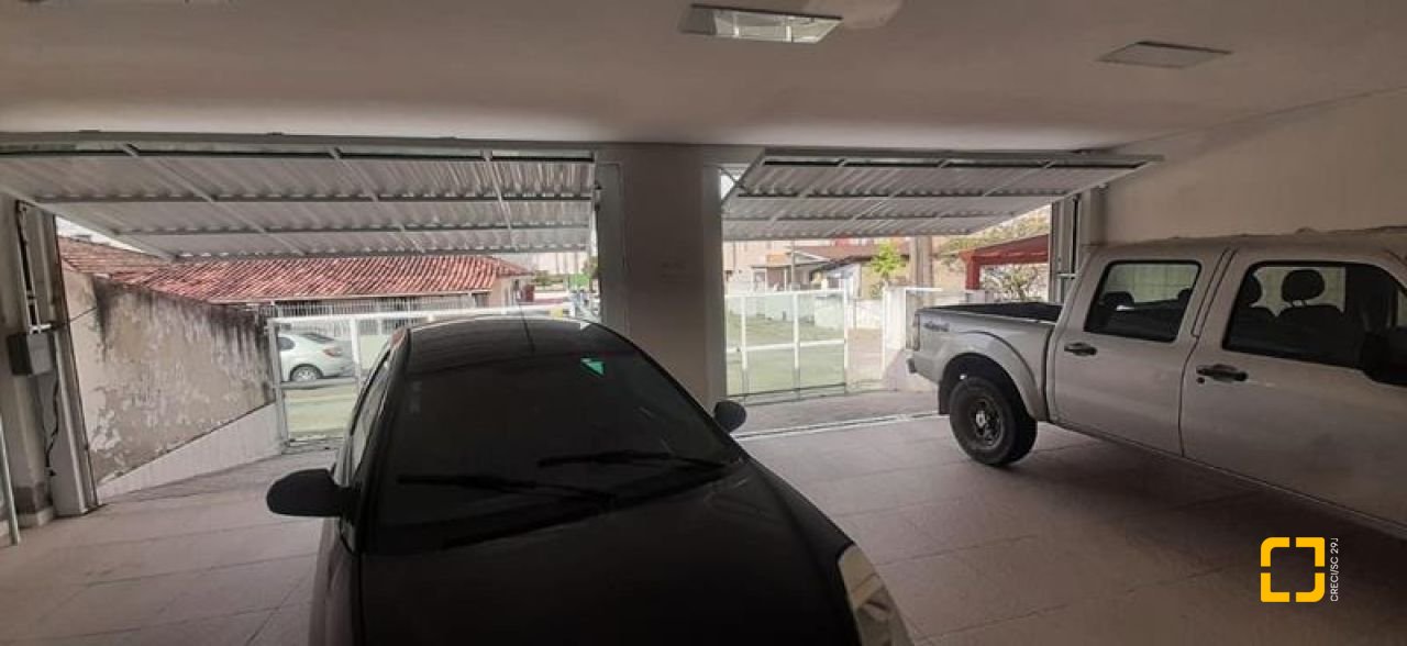 Casa com 300m², 4 quartos (sendo 1 suíte), 3 garagens, no bairro Praia Comprida em São José