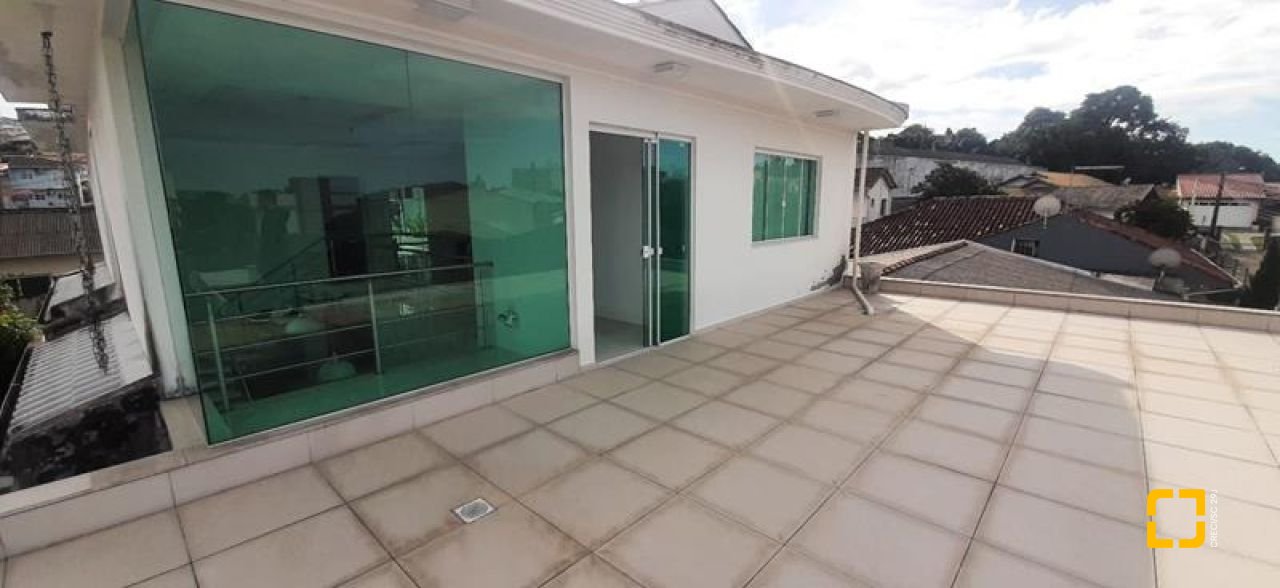 Casa com 300m², 4 quartos (sendo 1 suíte), 3 garagens, no bairro Praia Comprida em São José