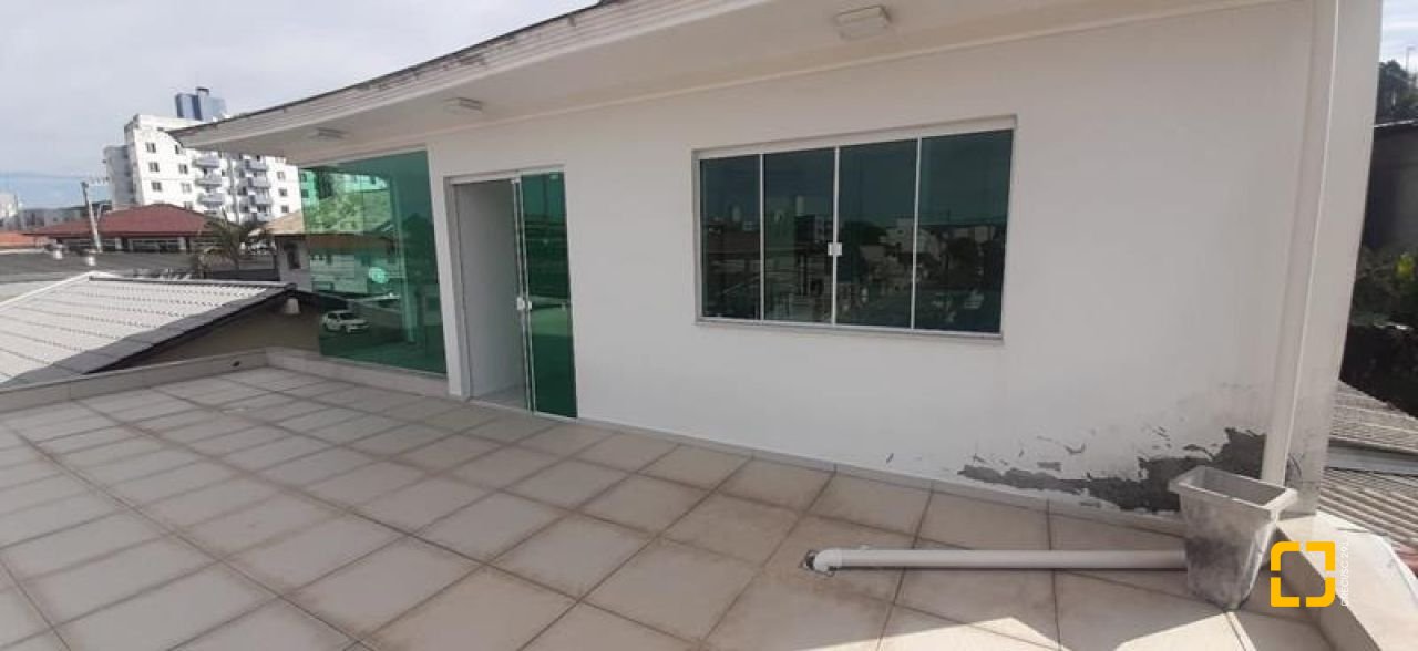 Casa com 300m², 4 quartos (sendo 1 suíte), 3 garagens, no bairro Praia Comprida em São José