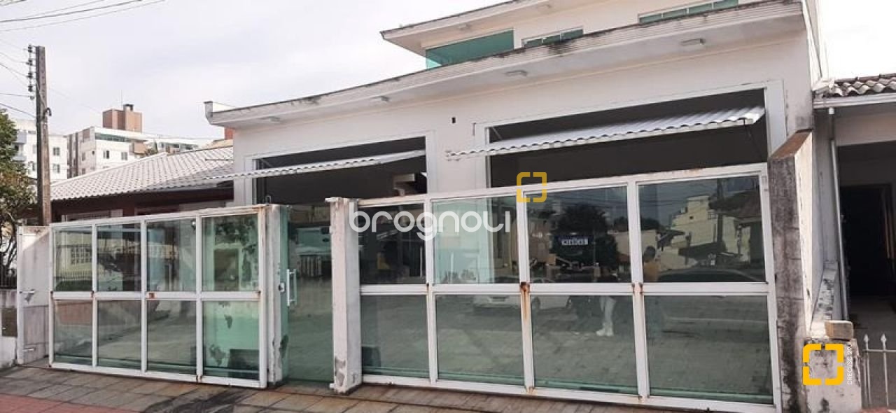Casa com 300m², 4 quartos (sendo 1 suíte), 3 garagens, no bairro Praia Comprida em São José