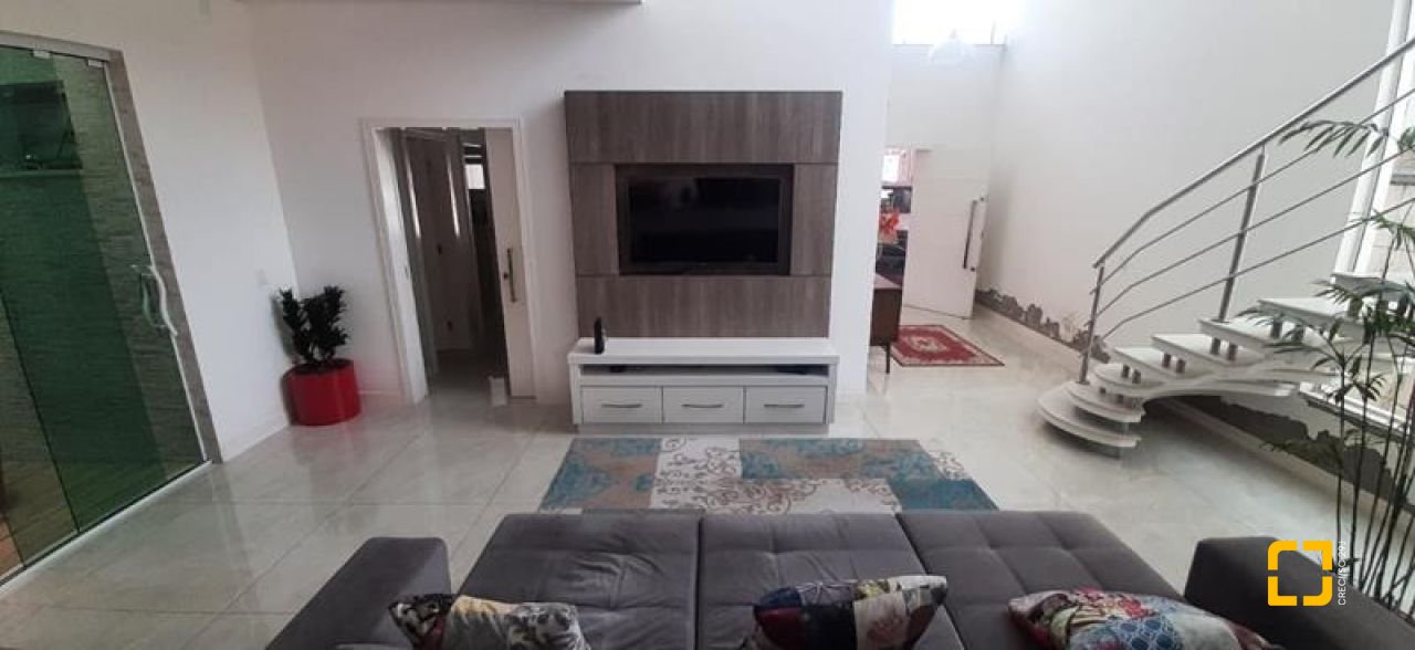 Casa com 300m², 4 quartos (sendo 1 suíte), 3 garagens, no bairro Praia Comprida em São José