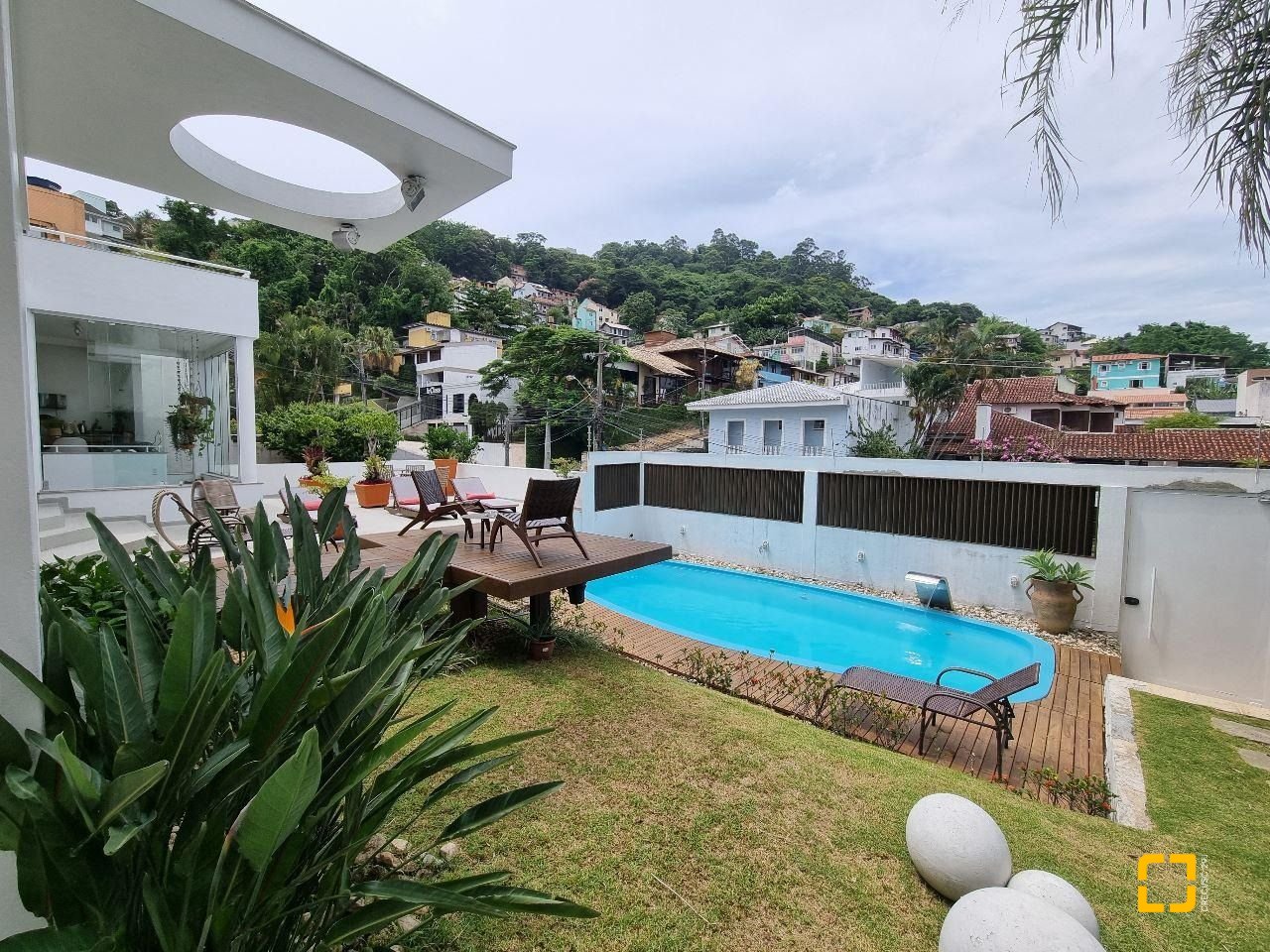 Casa com 450m², 5 garagens, no bairro Centro em Florianópolis