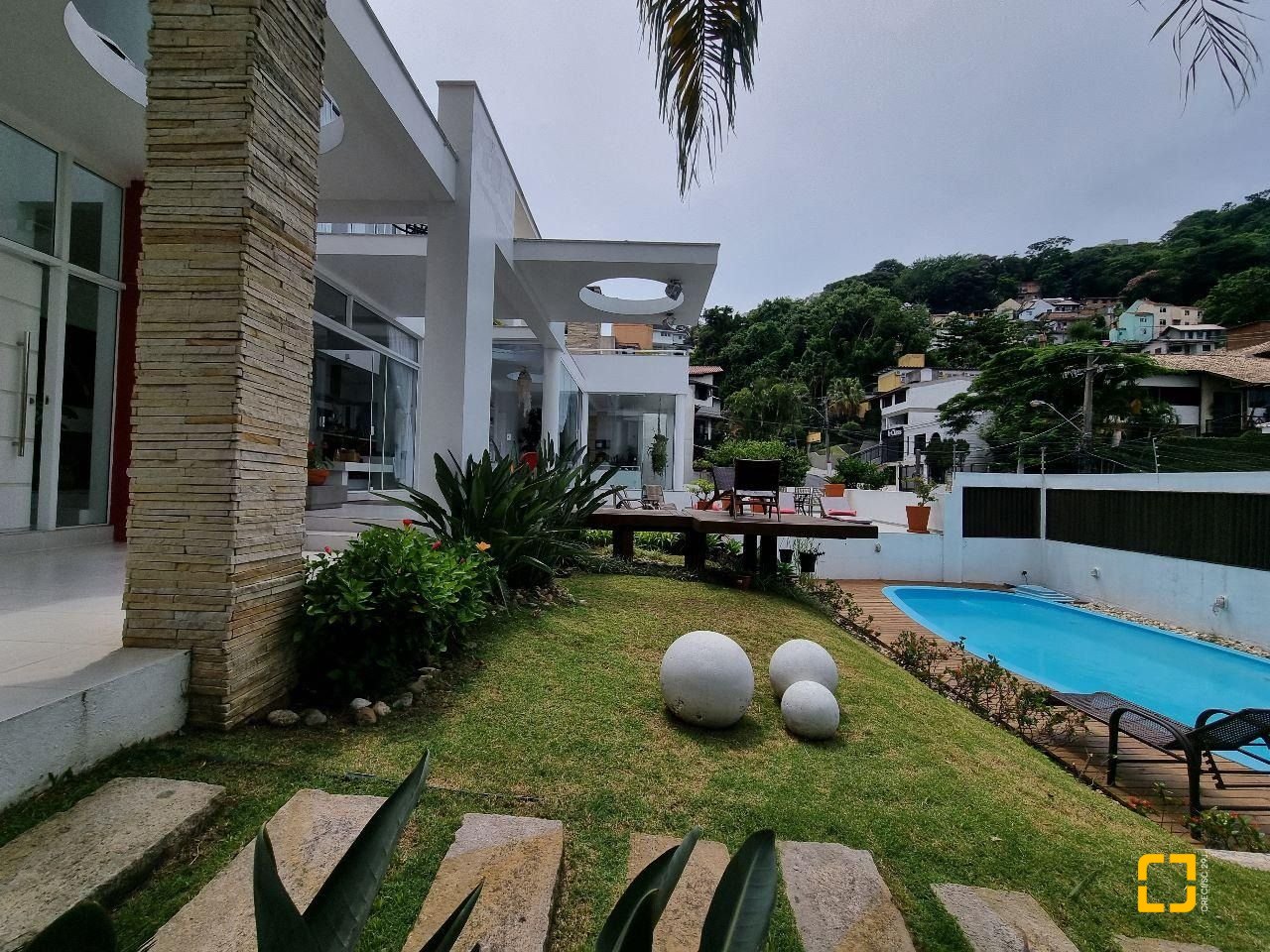 Casa com 450m², 5 garagens, no bairro Centro em Florianópolis