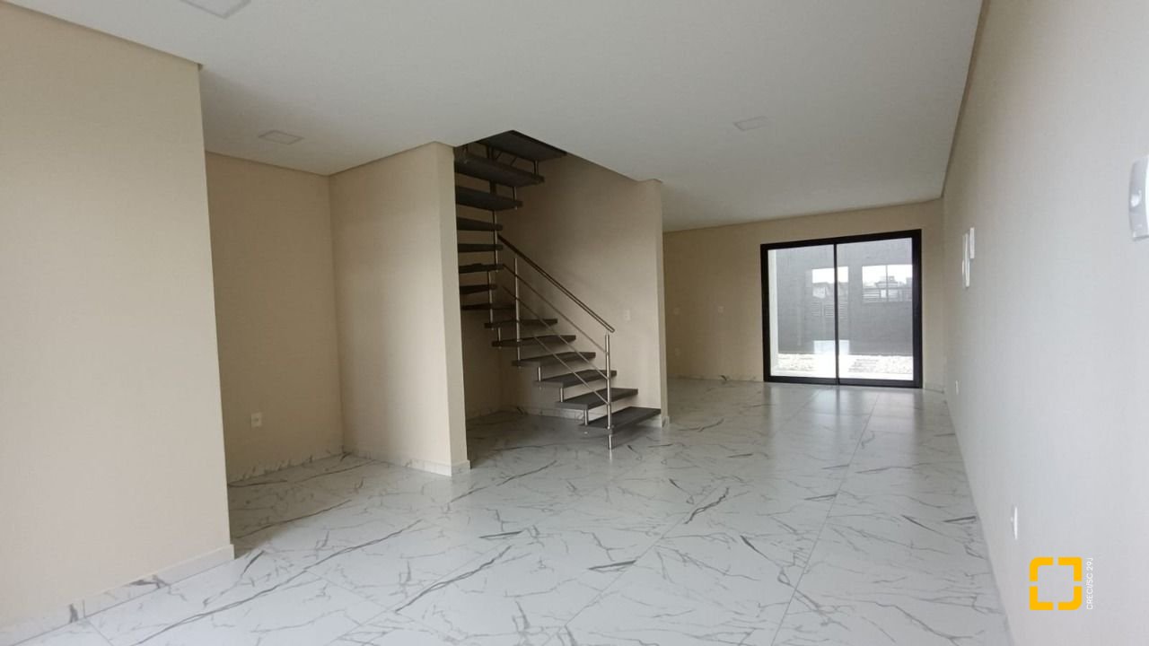 Casa com 117m², 3 quartos (sendo 1 suíte), 2 garagens, no bairro Campeche em Florianópolis