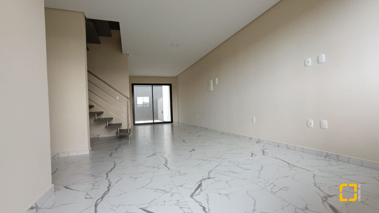 Casa com 117m², 3 quartos (sendo 1 suíte), 2 garagens, no bairro Campeche em Florianópolis