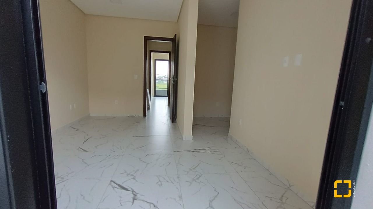 Casa com 117m², 3 quartos (sendo 1 suíte), 2 garagens, no bairro Campeche em Florianópolis