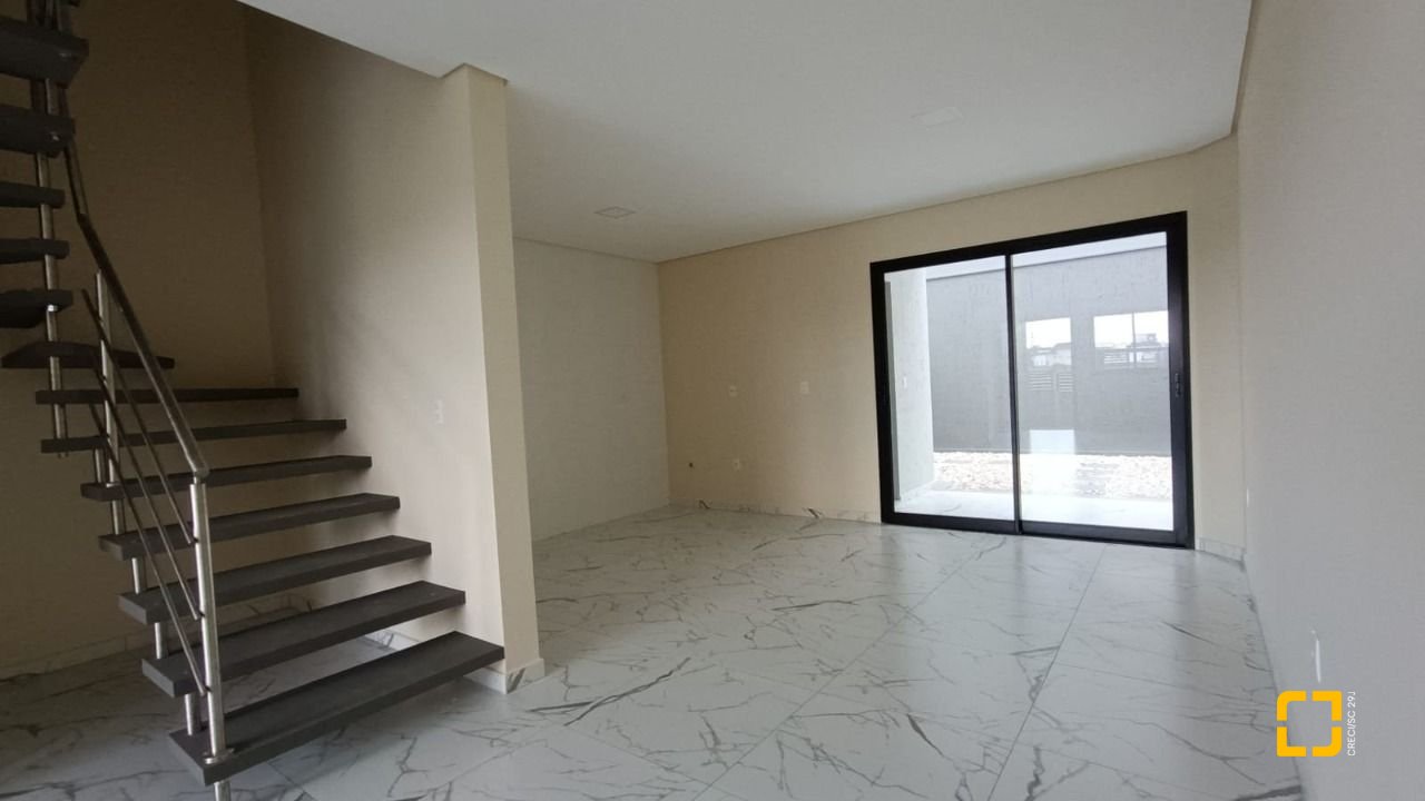 Casa com 117m², 3 quartos (sendo 1 suíte), 2 garagens, no bairro Campeche em Florianópolis