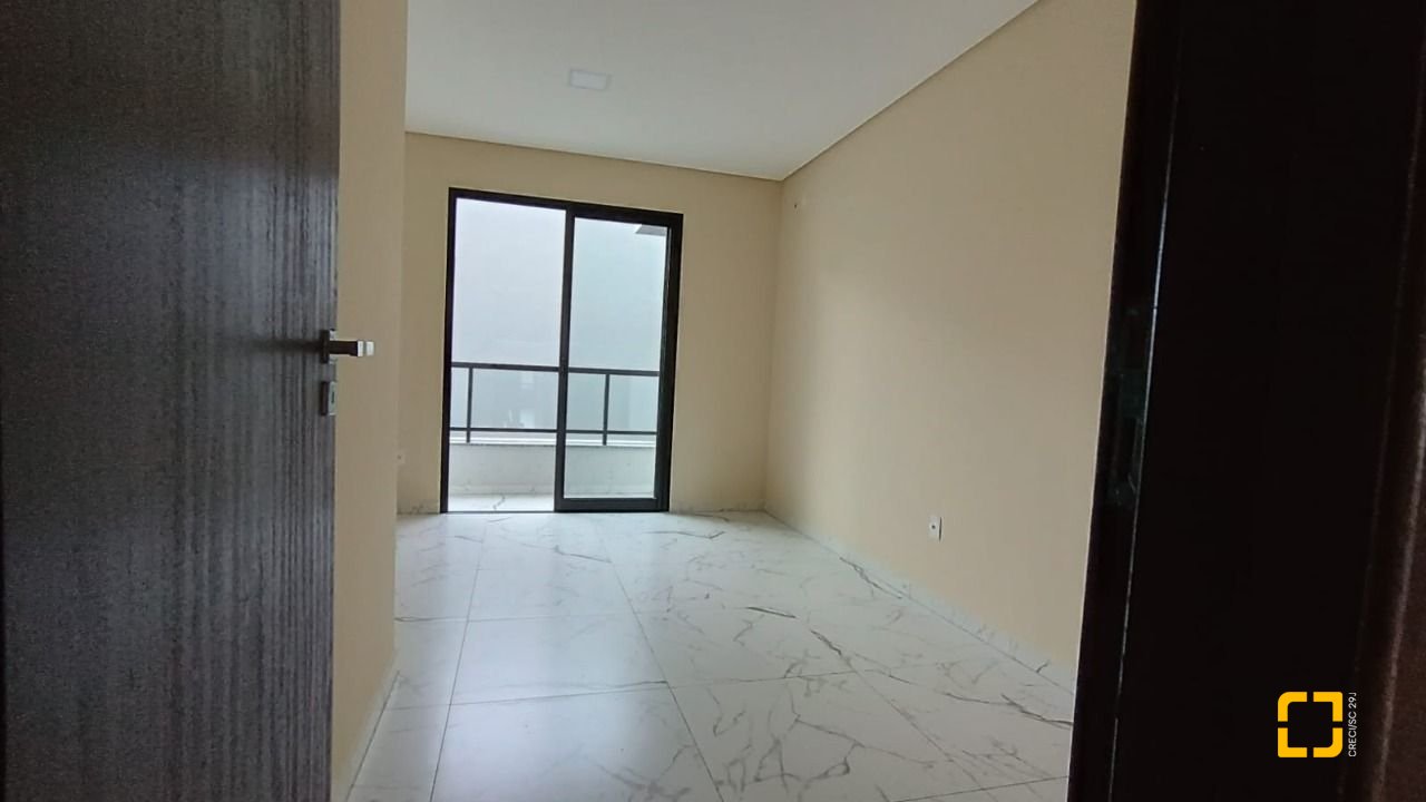 Casa com 117m², 3 quartos (sendo 1 suíte), 2 garagens, no bairro Campeche em Florianópolis
