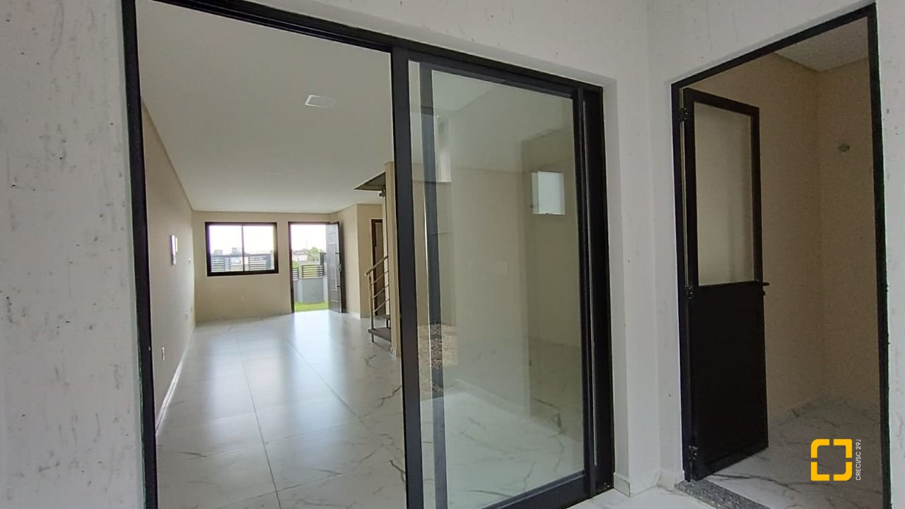 Casa com 117m², 3 quartos (sendo 1 suíte), 2 garagens, no bairro Campeche em Florianópolis