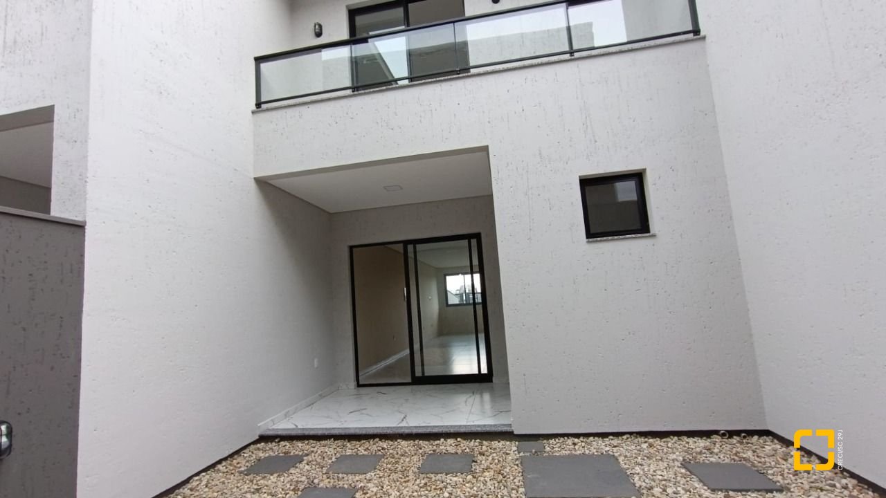 Casa com 117m², 3 quartos (sendo 1 suíte), 2 garagens, no bairro Campeche em Florianópolis