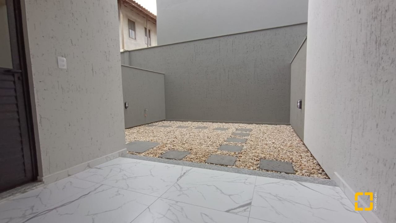 Casa com 117m², 3 quartos (sendo 1 suíte), 2 garagens, no bairro Campeche em Florianópolis