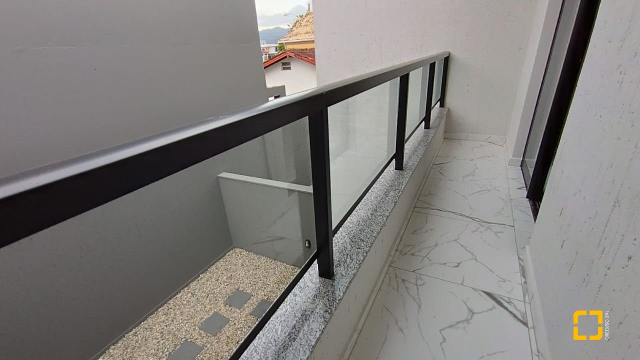 Casa com 117m², 3 quartos (sendo 1 suíte), 2 garagens, no bairro Campeche em Florianópolis