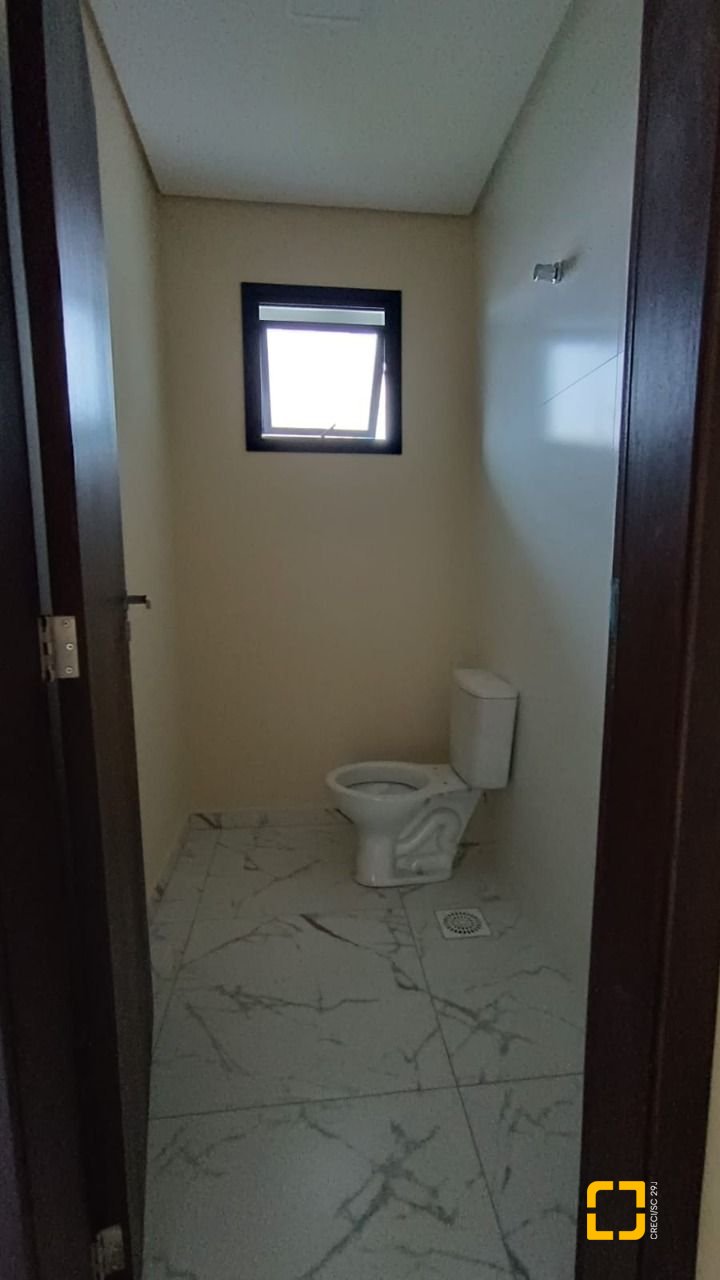 Casa com 117m², 3 quartos (sendo 1 suíte), 2 garagens, no bairro Campeche em Florianópolis