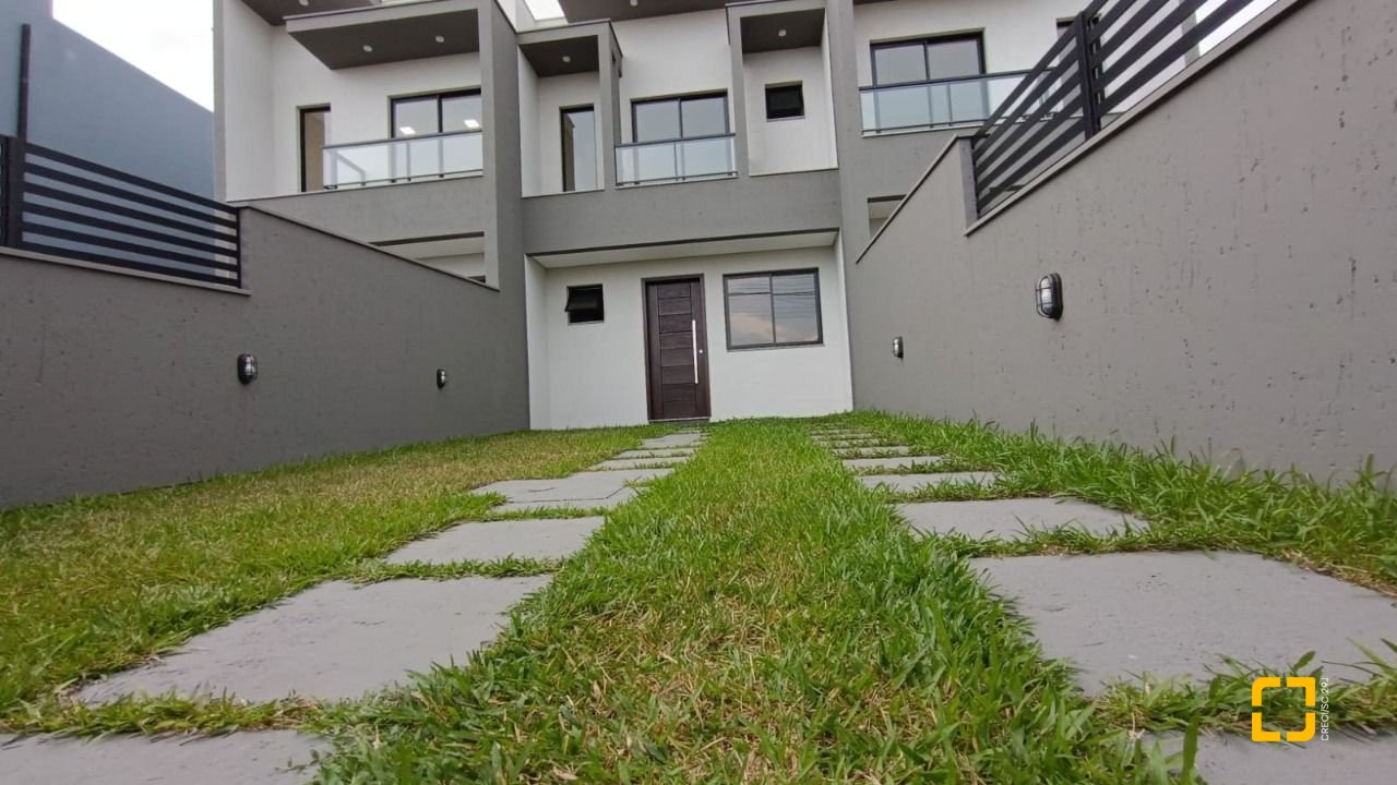 Casa com 117m², 3 quartos (sendo 1 suíte), 2 garagens, no bairro Campeche em Florianópolis