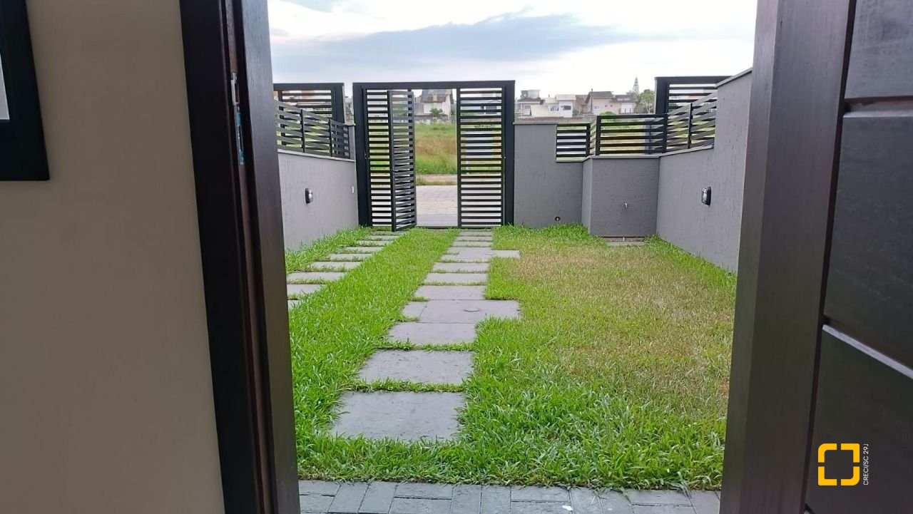 Casa com 117m², 3 quartos (sendo 1 suíte), 2 garagens, no bairro Campeche em Florianópolis