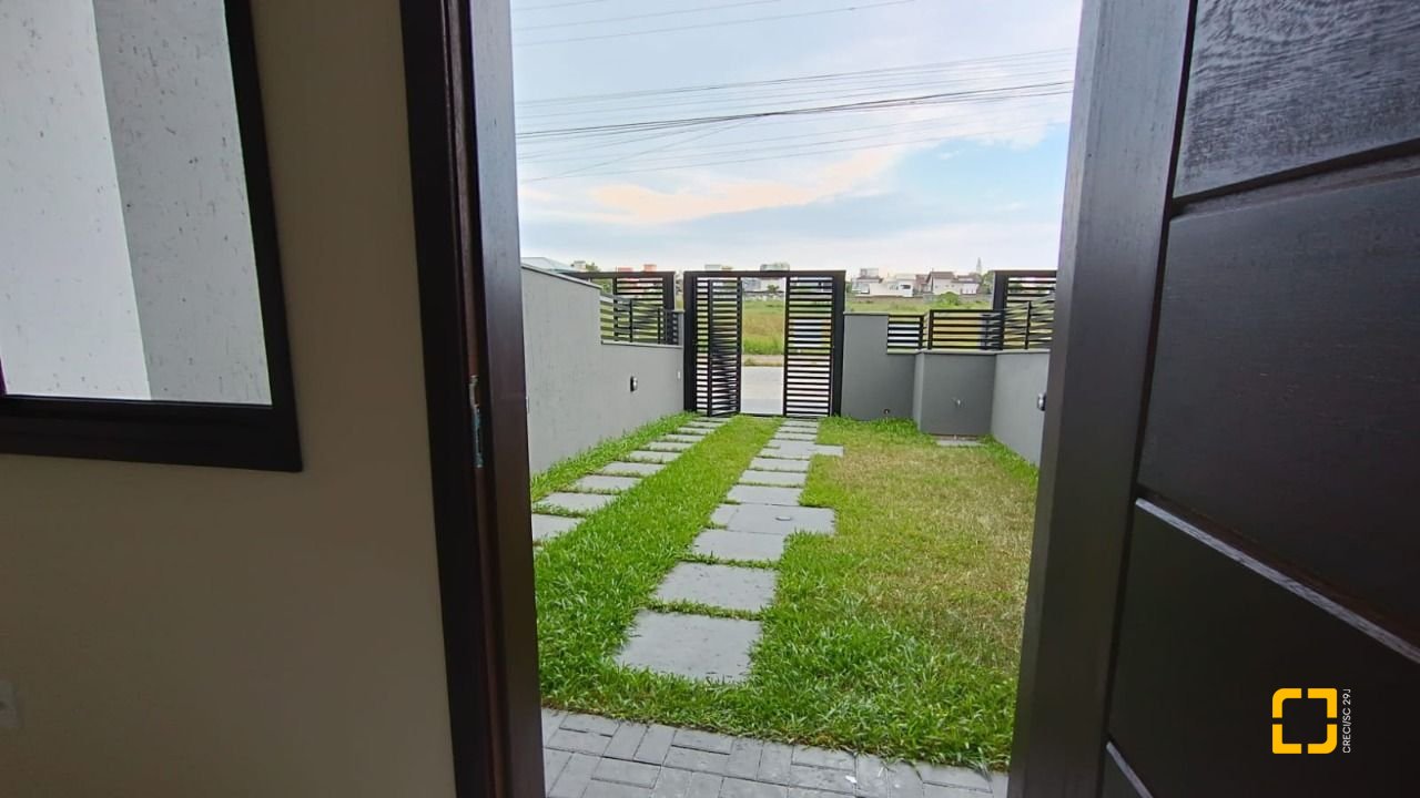 Casa com 117m², 3 quartos (sendo 1 suíte), 2 garagens, no bairro Campeche em Florianópolis