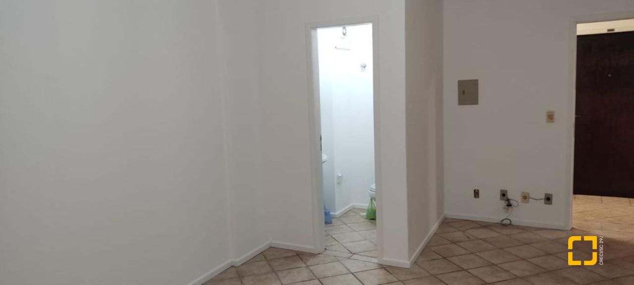Sala com 30m², 2 garagens, no bairro Centro em Florianópolis