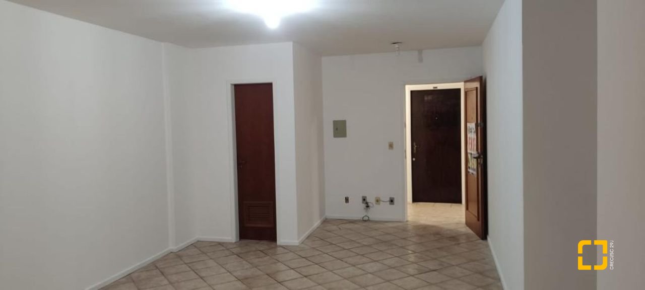 Sala com 30m², 2 garagens, no bairro Centro em Florianópolis